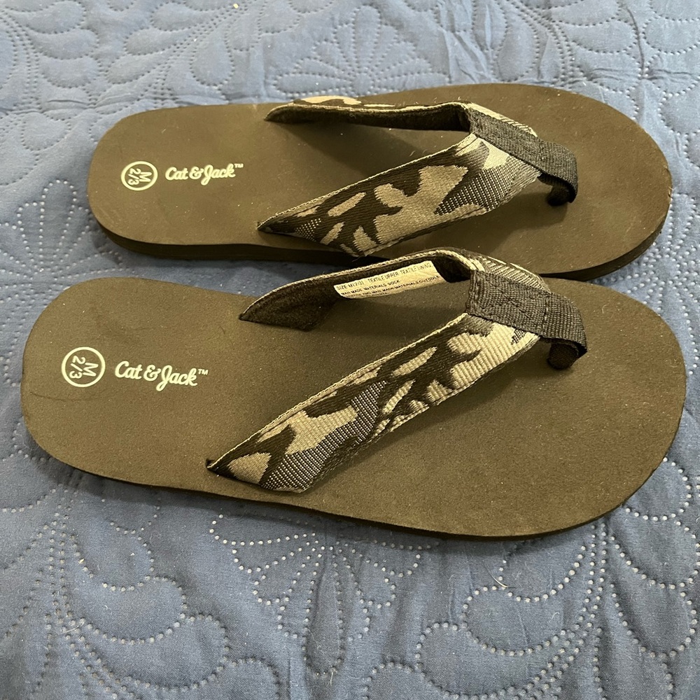 Boys Cat & Jack black camo flip flops size 2/3 new without tags.